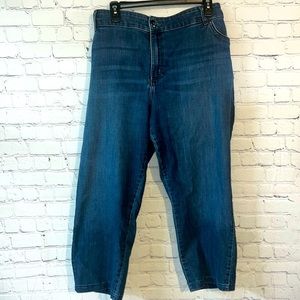 Lee Plus size jeans. Straight leg relaxed fit, mid rise. Petite. Good co…